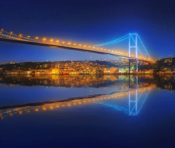 Pohled na Bospor most v Istanbulu v noci — Stock fotografie