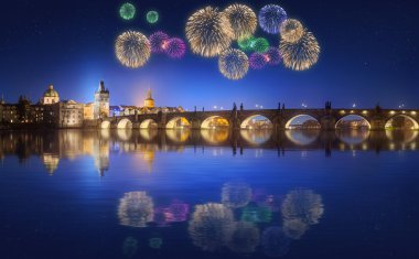 Charles Köprüsü ve Prag güzel Fireworks'de geceleri