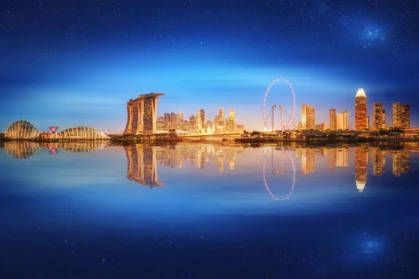 Singapur - SIRCA MAYO 2015: Marina Bay skyline y vista de Marina Bay Sands al atardecer — Foto de Stock