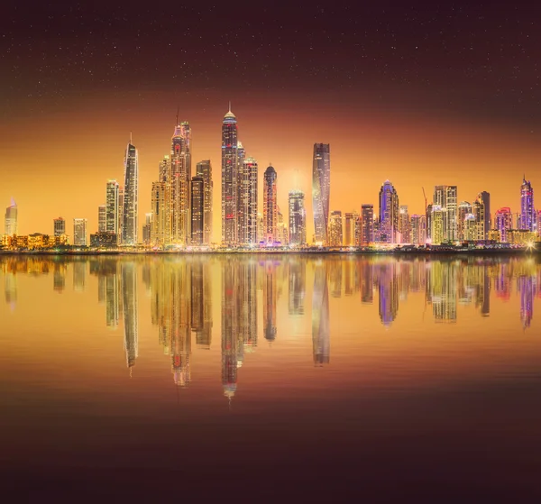 Het panorama van de schoonheid van Dubai marina. Verenigde Arabische Emiraten — Stockfoto