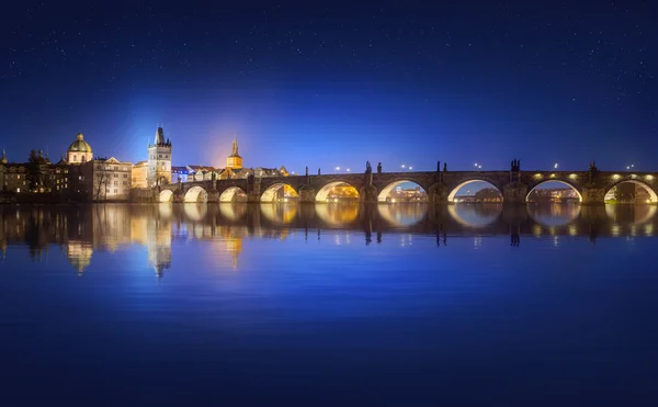 Nacht op Charles Bridge in Praag bekijken — Stockfoto