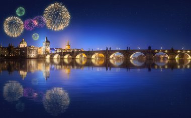 Charles Köprüsü ve Prag güzel Fireworks'de geceleri