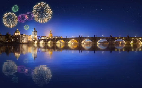 Charles Bridge en prachtige vuurwerk in Praag in de nacht — Stockfoto