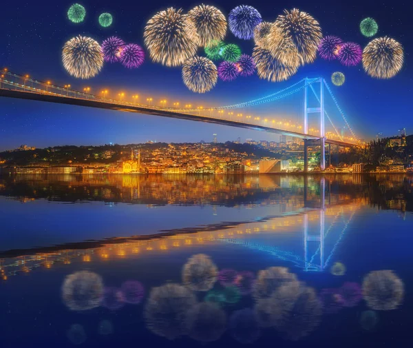 Gyönyörű tűzijáték és városkép-Isztambul — Stock Fotó