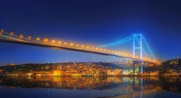 Вид на Босфорский мост ночью Стамбул — стоковое фото