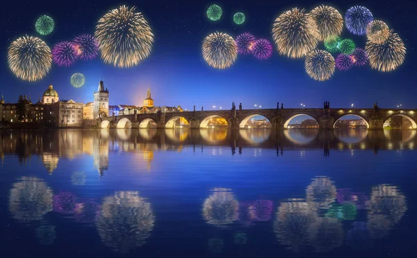 Charles Bridge en prachtige vuurwerk in Praag in de nacht — Stockfoto