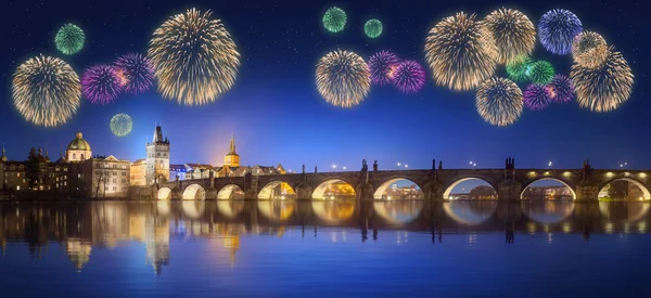 Károly-híd és a gyönyörű tűzijáték Prágában éjjel — Stock Fotó