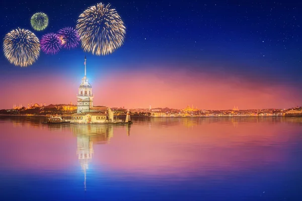 Gyönyörű tűzijátékok, Maiden torony vagy Kiz Kulesi Isztambul közelében — Stock Fotó