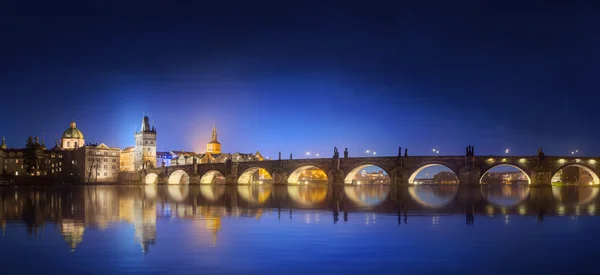 Nacht op Charles Bridge in Praag bekijken — Stockfoto