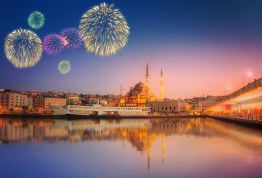 Istanbul Panoraması, havai fişek ile dramatik bir gün batımı