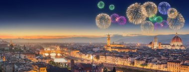 Arno Nehri ve Ponte Vecchio altında havai fişek