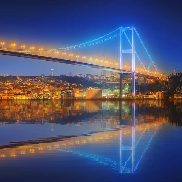 Vista del puente del Bósforo por la noche Estambul — Foto de Stock