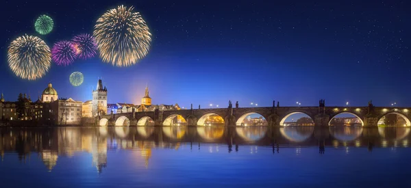 Charles Bridge en prachtige vuurwerk in Praag in de nacht — Stockfoto