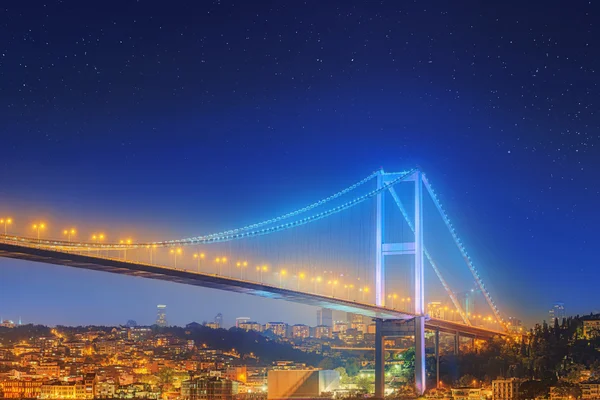 Vista del puente del Bósforo por la noche Estambul — Foto de Stock