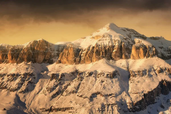 Fantástico paisaje invernal. Cielo nublado dramático, Alpes italianos — Foto de Stock