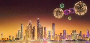 Dubai Yat Limanı güzel Fireworks'de. Birleşik Arap Emirlikleri