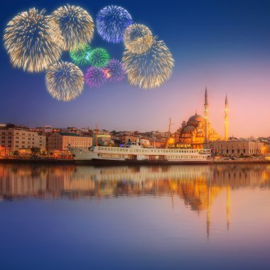 Istanbul Panoraması, havai fişek ile dramatik bir gün batımı