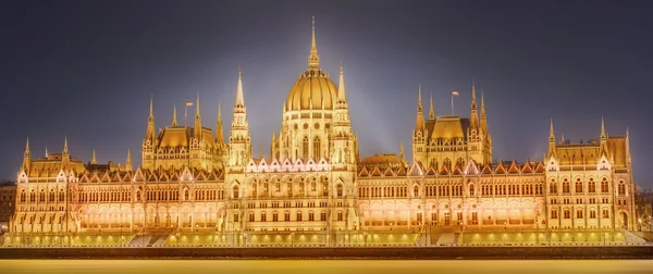 Vista do edifício do Parlamento húngaro, Budapeste — Fotografia de Stock