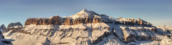 Fantastische Winterlandschaft. dramatischer bewölkter Himmel, italienische Alpen — Stockfoto