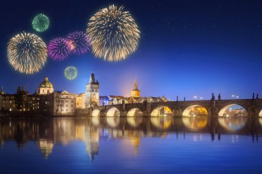 Charles Köprüsü ve Prag güzel Fireworks'de geceleri