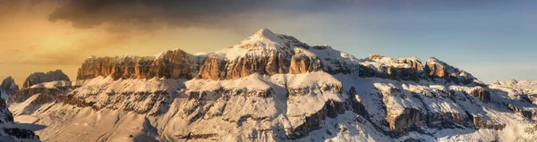 Fantastiskt vinterlandskap. Dramatiska mulen himmel, italienska Alperna — Stockfoto