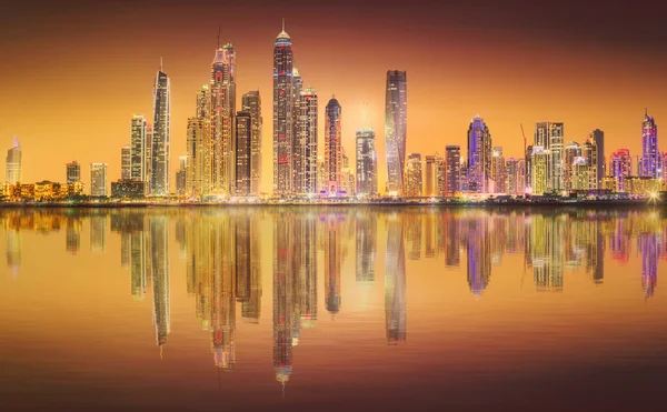 Het panorama van de schoonheid van Dubai marina. Verenigde Arabische Emiraten — Stockfoto