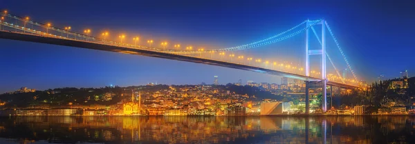 Vista da ponte do Bósforo à noite Istambul — Fotografia de Stock