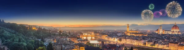 Arno Nehri ve Ponte Vecchio altında havai fişek — Stok fotoğraf