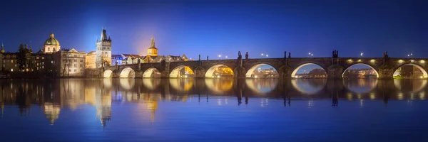 Vista del Puente de Carlos en Praga por la noche — Foto de Stock