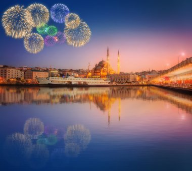 Istanbul Panoraması, havai fişek ile dramatik bir gün batımı