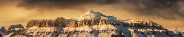 Fantastische Winterlandschaft. dramatischer bewölkter Himmel, italienische Alpen — Stockfoto