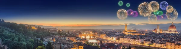 Arno Nehri ve Ponte Vecchio altında havai fişek — Stok fotoğraf