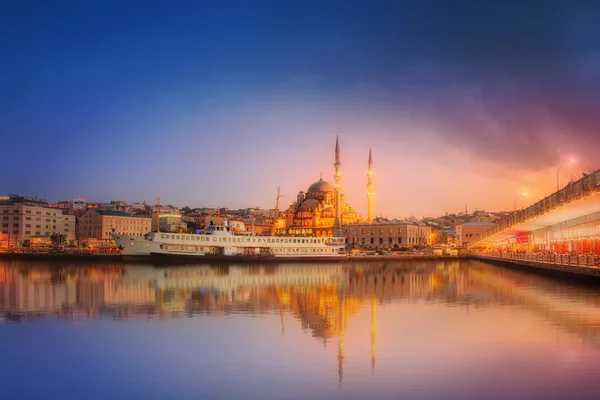 美全景的伊斯坦布尔在戏剧性的日落 — 图库照片