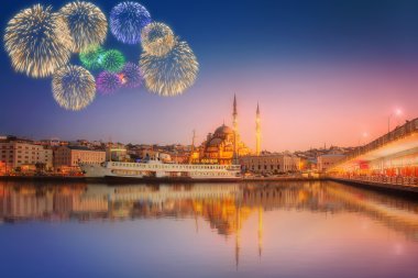Istanbul Panoraması, havai fişek ile dramatik bir gün batımı