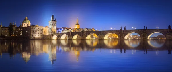 Vista sobre Charles Bridge em Praga à noite — Fotografia de Stock