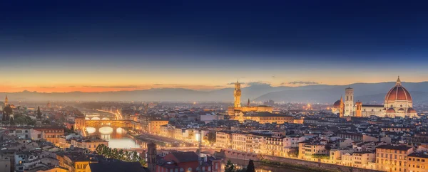 Arno River and Ponte Vecchio at sunset, Florence — Stock Photo, Image