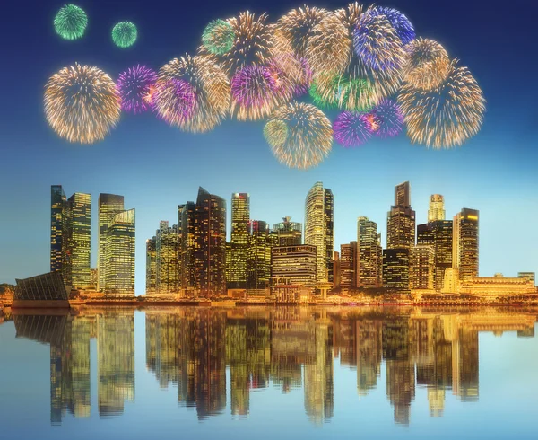Красивые фейерверки в Marina Bay, Сингапур — стоковое фото