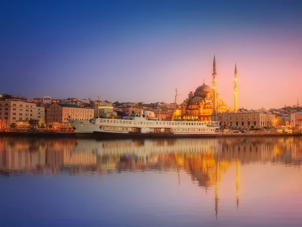 美全景的伊斯坦布尔在戏剧性的日落 — 图库照片