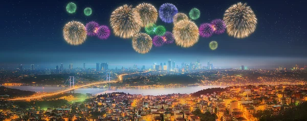 Panorama de Istambul à noite com fogos de artifício — Fotografia de Stock