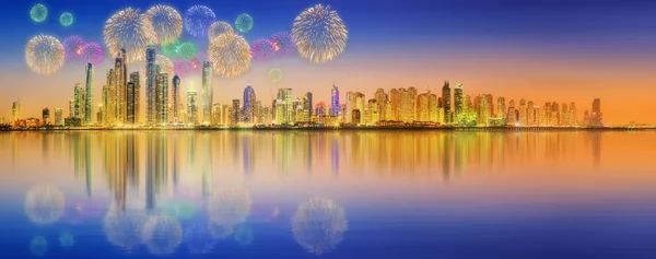 Mooi vuurwerk in Dubai marina. Verenigde Arabische Emiraten — Stockfoto