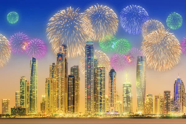 Gyönyörű tűzijátékok Dubai marina. Egyesült Arab Emírségek — Stock Fotó