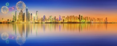 Dubai Yat Limanı güzel Fireworks'de. Birleşik Arap Emirlikleri