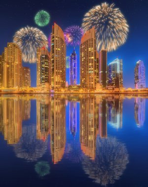 Dubai Yat Limanı güzel Fireworks'de. Birleşik Arap Emirlikleri