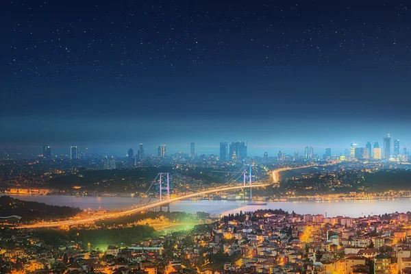 Панорама Стамбула и Босфорского моста ночью — стоковое фото