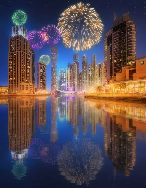 Lindos fogos de artifício na marina do Dubai. EAU — Fotografia de Stock