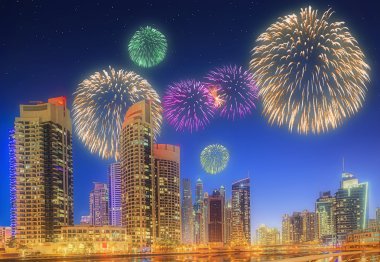 Dubai Yat Limanı güzel Fireworks'de. Birleşik Arap Emirlikleri