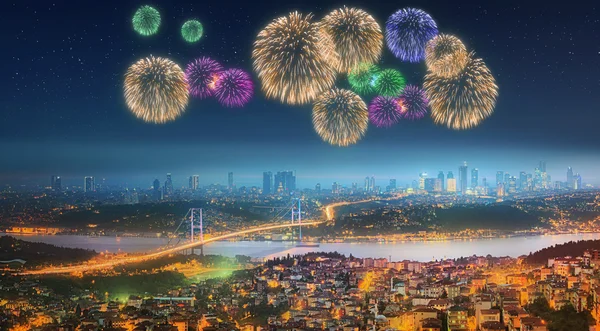 Panorama von Istanbul bei Nacht mit Feuerwerk — Stockfoto