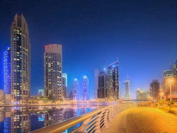 Het panorama van de schoonheid van Dubai marina. Verenigde Arabische Emiraten — Stockfoto