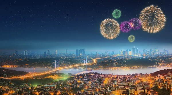 Panorama de Istambul à noite com fogos de artifício — Fotografia de Stock