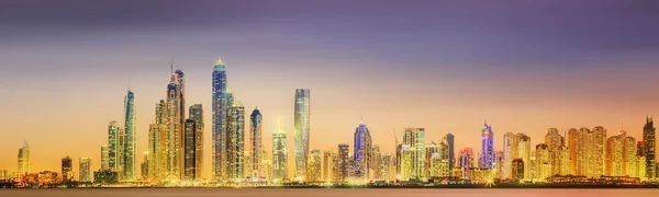 Het panorama van de schoonheid van Dubai marina. Verenigde Arabische Emiraten — Stockfoto